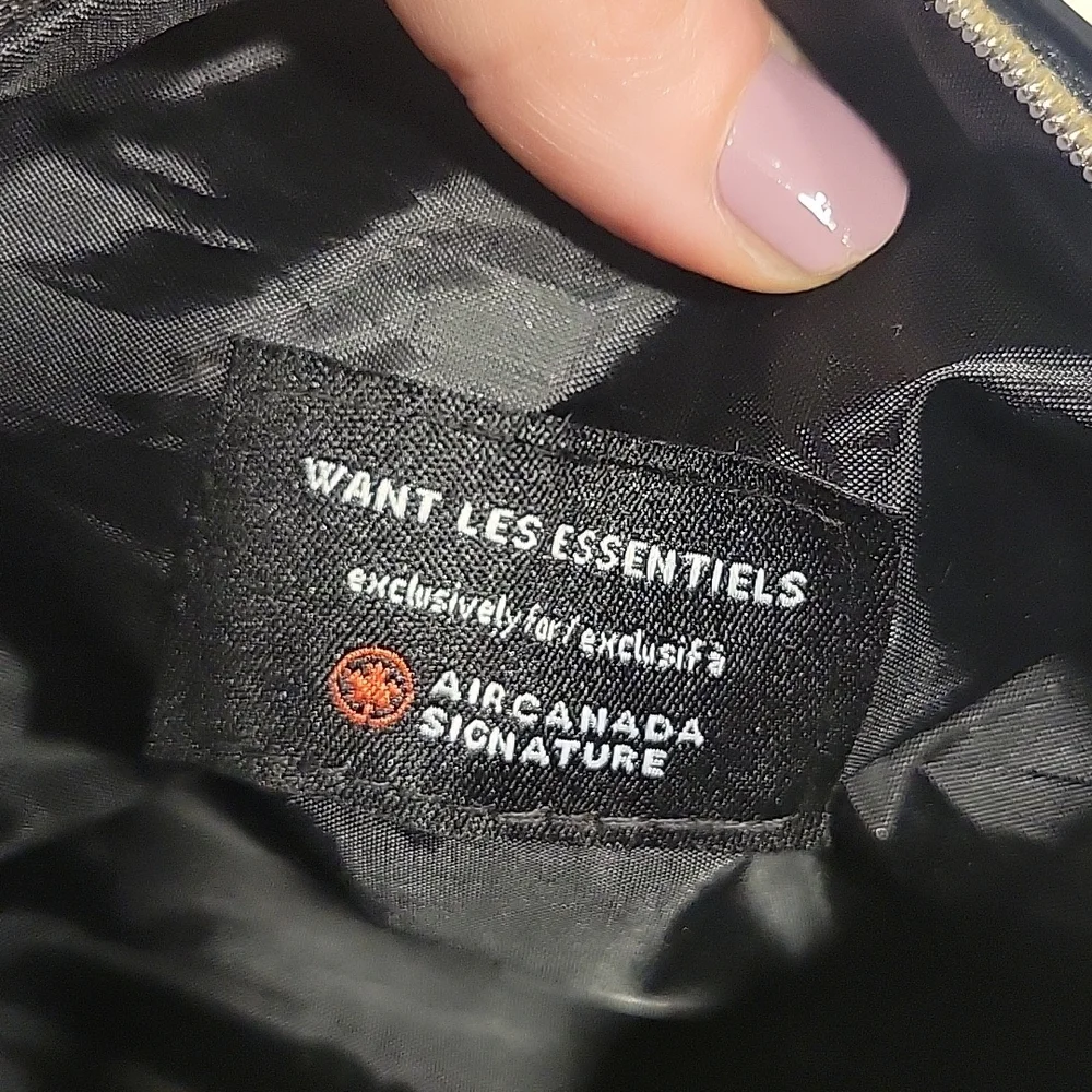 Want Les Essentials Air Canada Makeup Bag - Picture 6 of 6